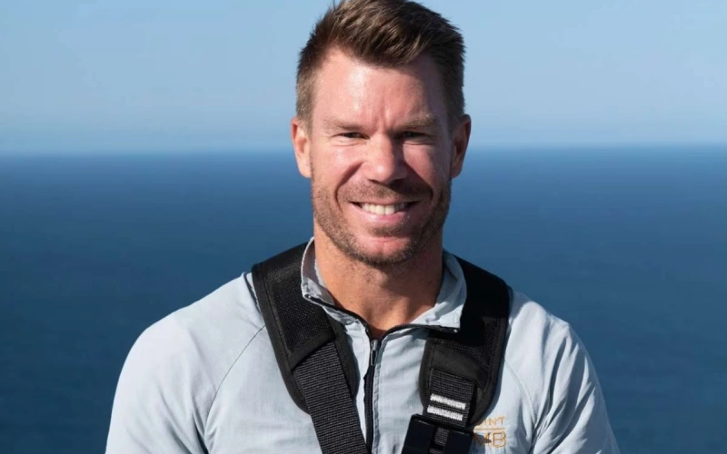 1win se une al jugador de críquet David Warner.